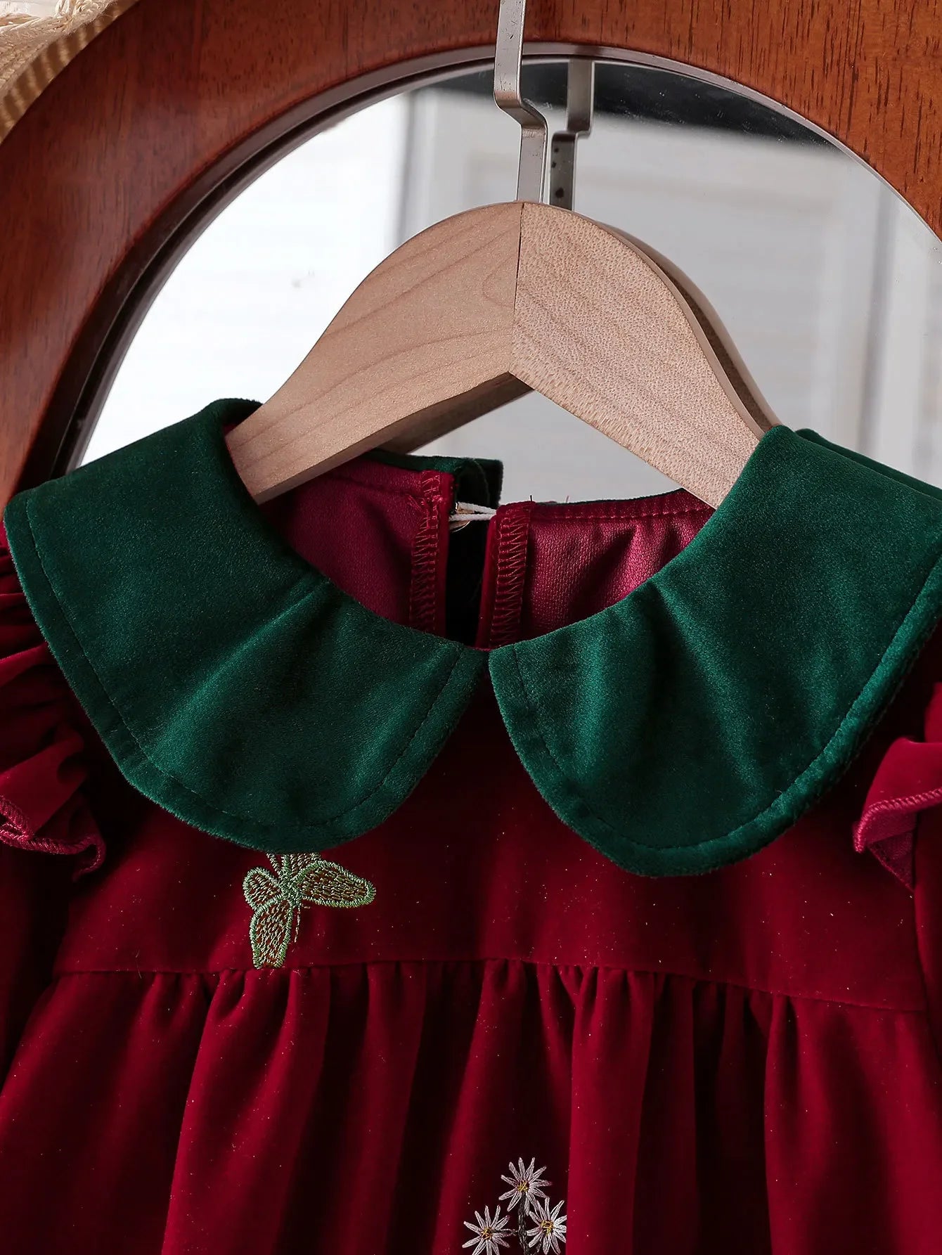 Vestido Aterciopelado para Niña con Bordado Floral