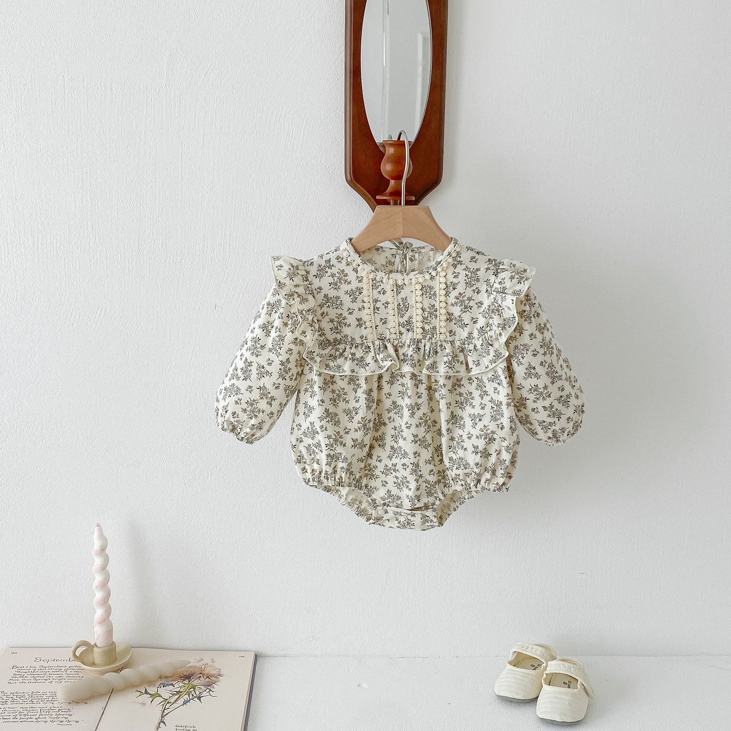 Pañalero de manga larga con estampado floral color caqui